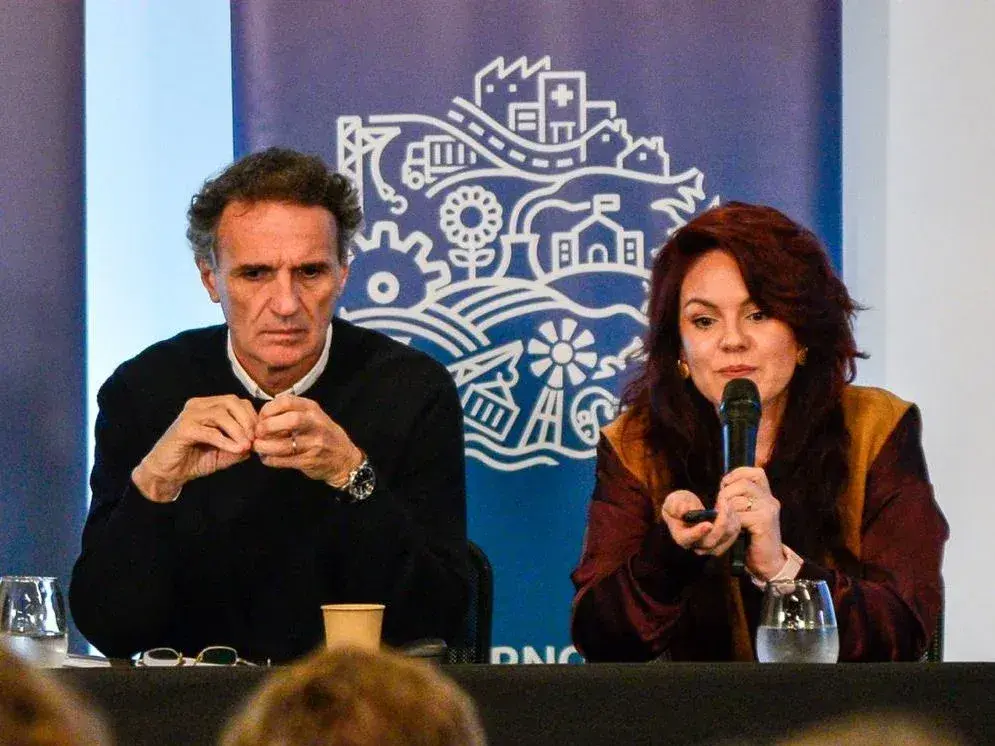 El ministro Gabriel Katopodis junto a la directora provincial de Planificación y Gestión para el Desarrollo Sostenible, Débora Guerra.