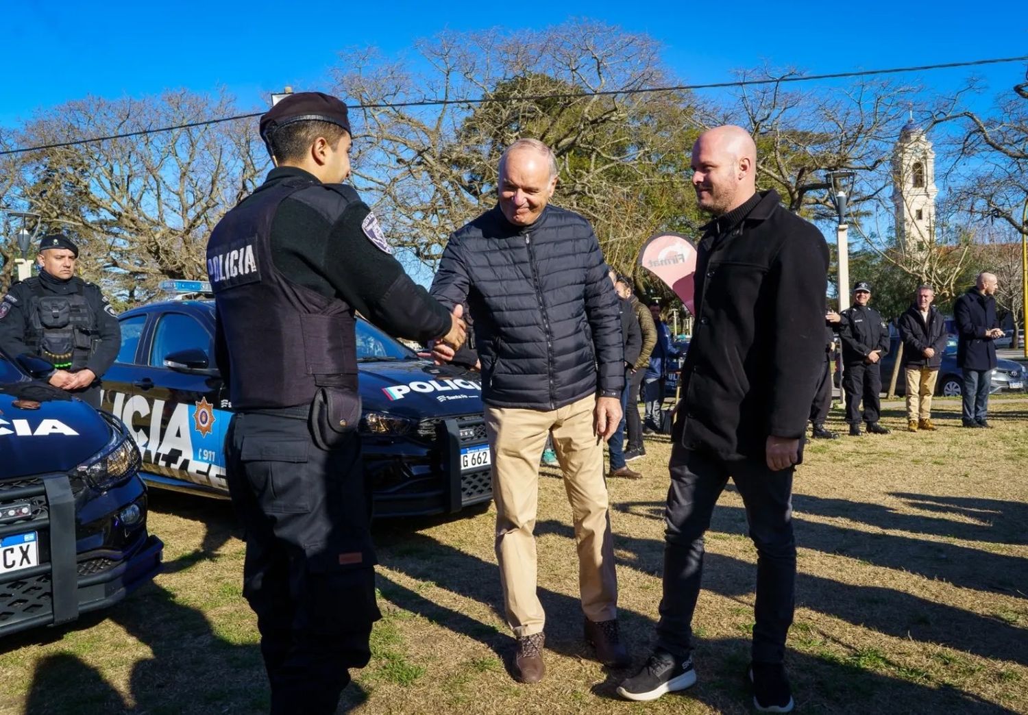 El intendente Norberto Gizzi, acompañado de Roberto Vergé, recibiendo el patrullero.