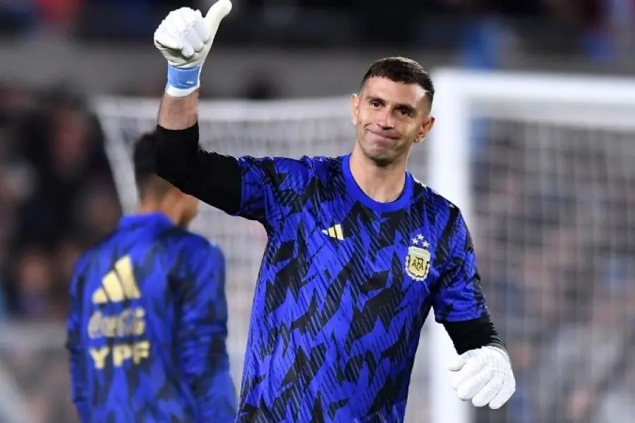 Dibu Martínez presentó su nuevo look para jugar ante Uruguay en la Bombonera y se hizo viral
