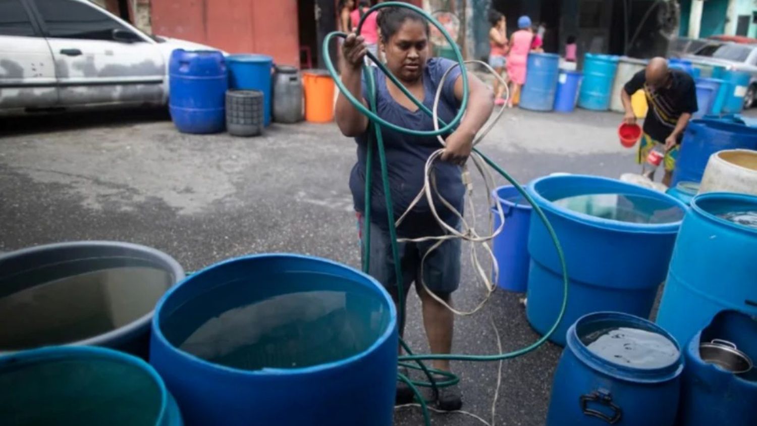 Fallas crónicas de los servicios públicos en Venezuela provocan «privatización» de facto