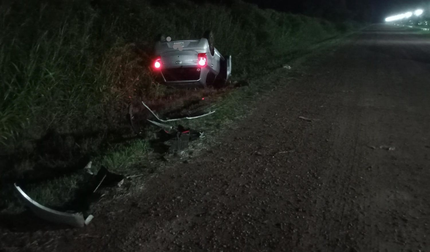 Volcó un automóvil en un camino rural: un joven de 20 años perdió el control del vehículo