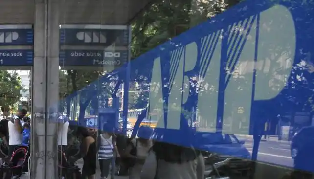 AFIP comienza a devolver las retenciones por la compra de dólar ahorro