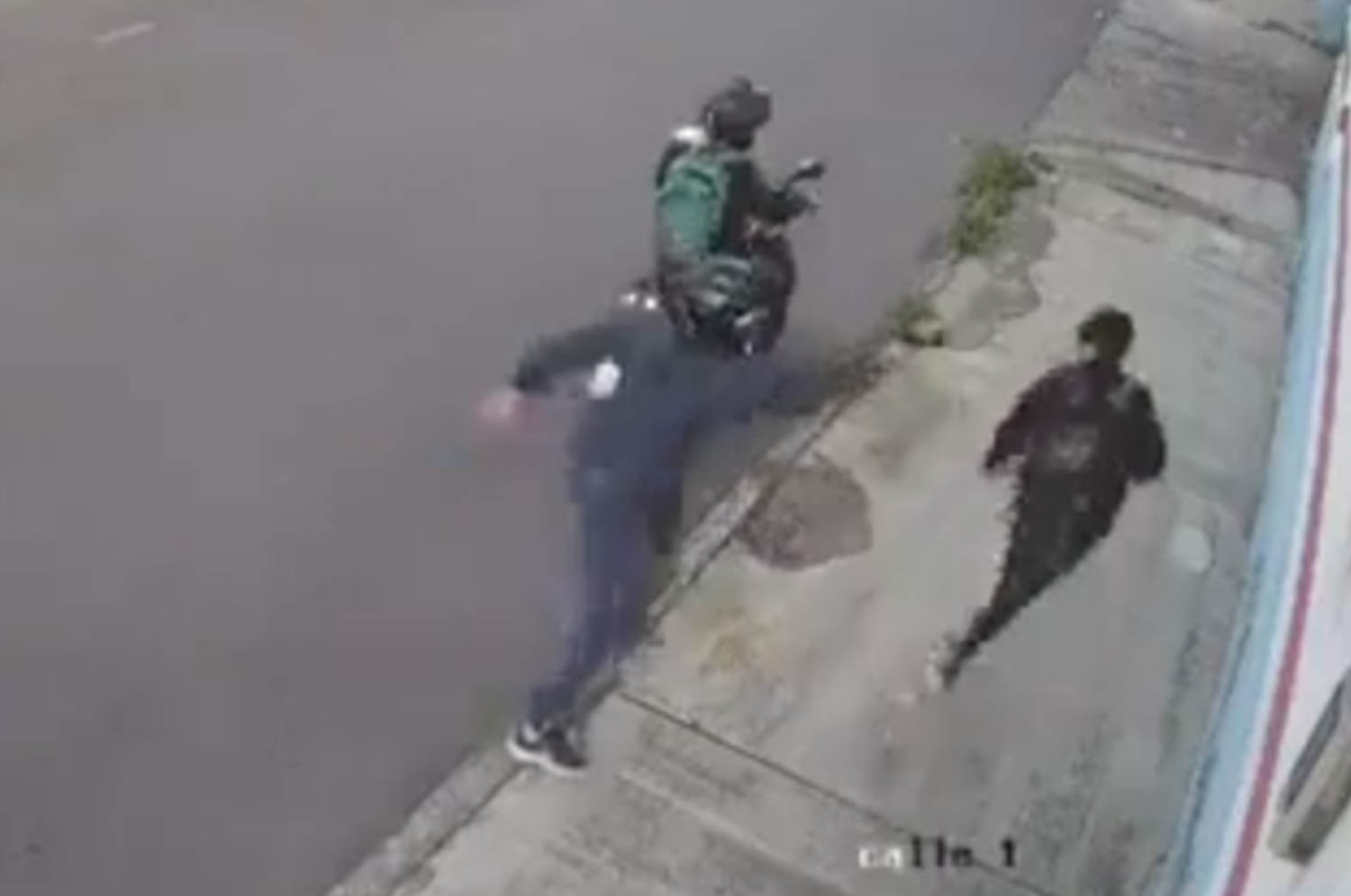 Video estremecedor: dos motochorros le dispararon a un joven en Quito