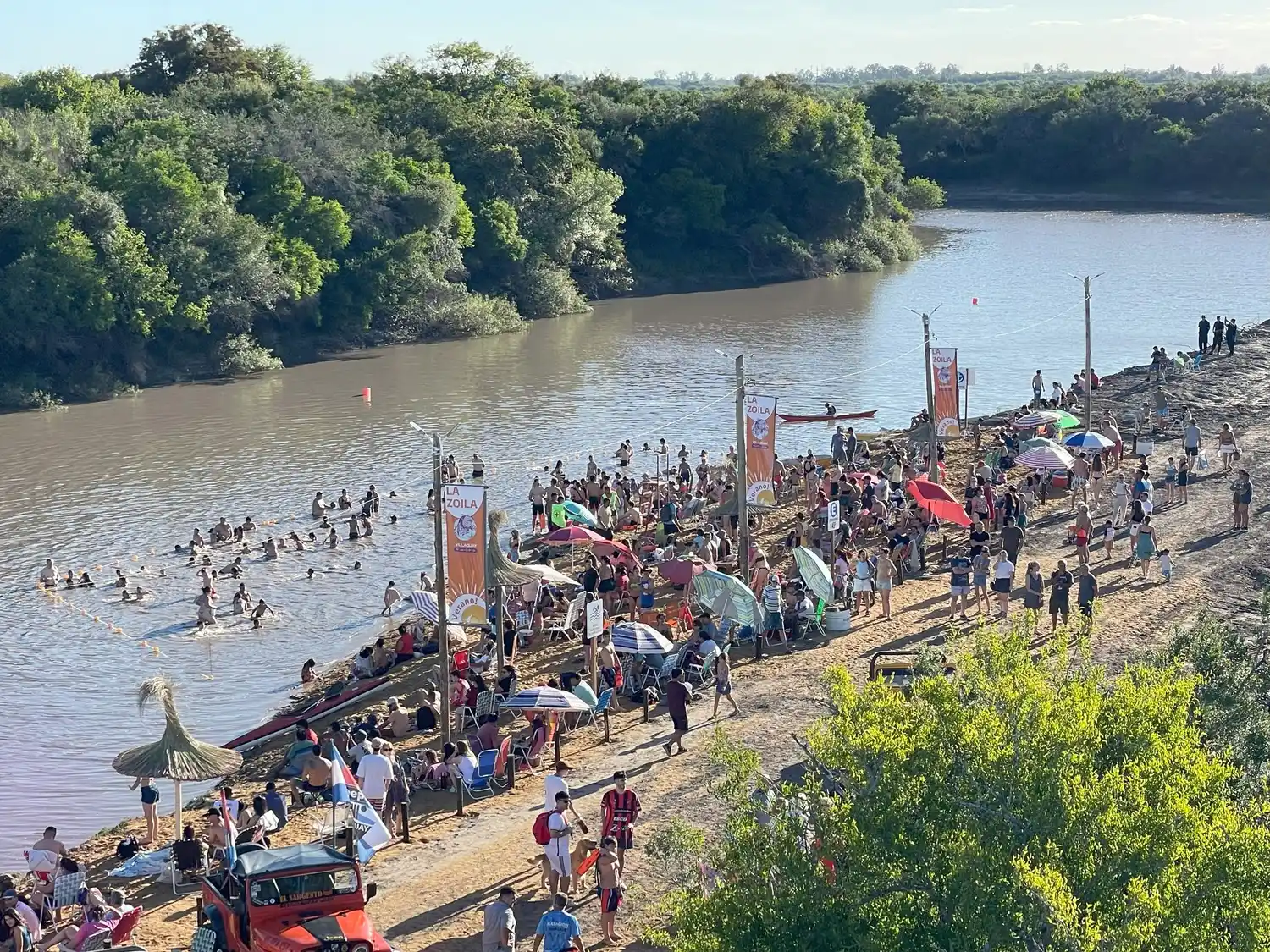 Cientos de visitantes durante la inauguración del balneario La Zoila.