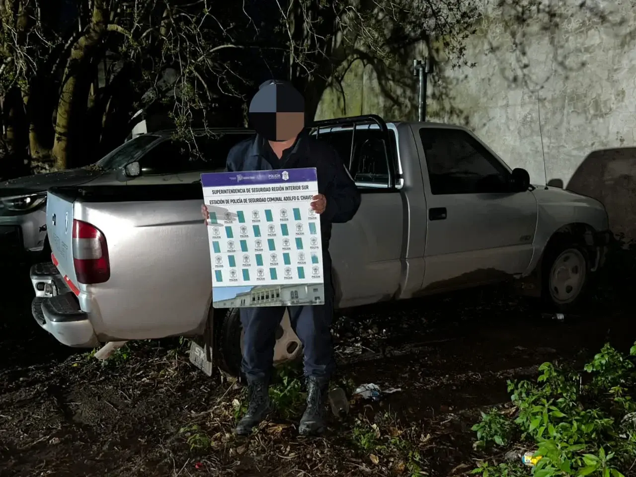 La Policía incautó una camioneta Chevrolet S-10 que habría sido utilizada para el traslado de los bienes