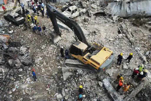 Vista aérea de trabajadores municipales trabajando en la zona afectada por una explosión en un establecimiento comercial en San Cristóbal, República Dominicana. 