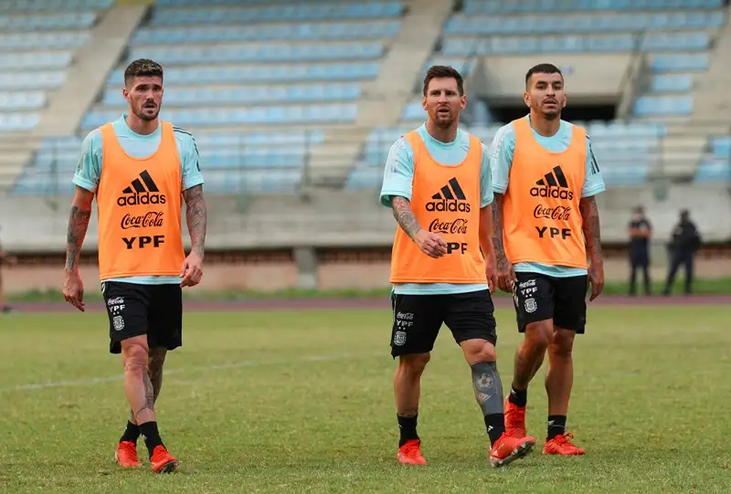 Messi, junto a De Paul y Correa en la práctica de ayer.