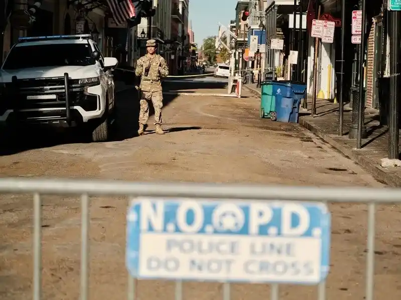 Un oficial de la Guardia Nacional de Luisiana custodia la Bourbon Street, donde se produjo el atentado de Año Nuevo.