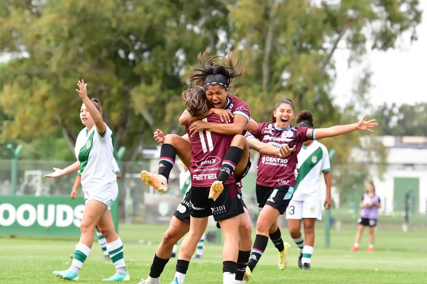 FOTO PRENSA UAI URQUIZA Núñez (11) es parte del festejo de UAI Urquiza.