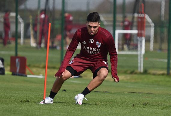 Quintero se hace estudios y vuela para jugar en River