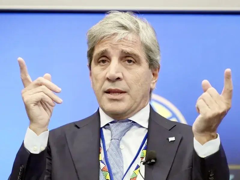 Caputo apuntó contra periodistas y pidió sanciones por informaciones que considera falsas