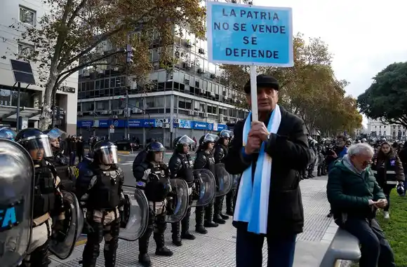 Gendarmería aplica el protocolo antipiquetes y se registran incidentes en la marcha de jubilados al Congreso