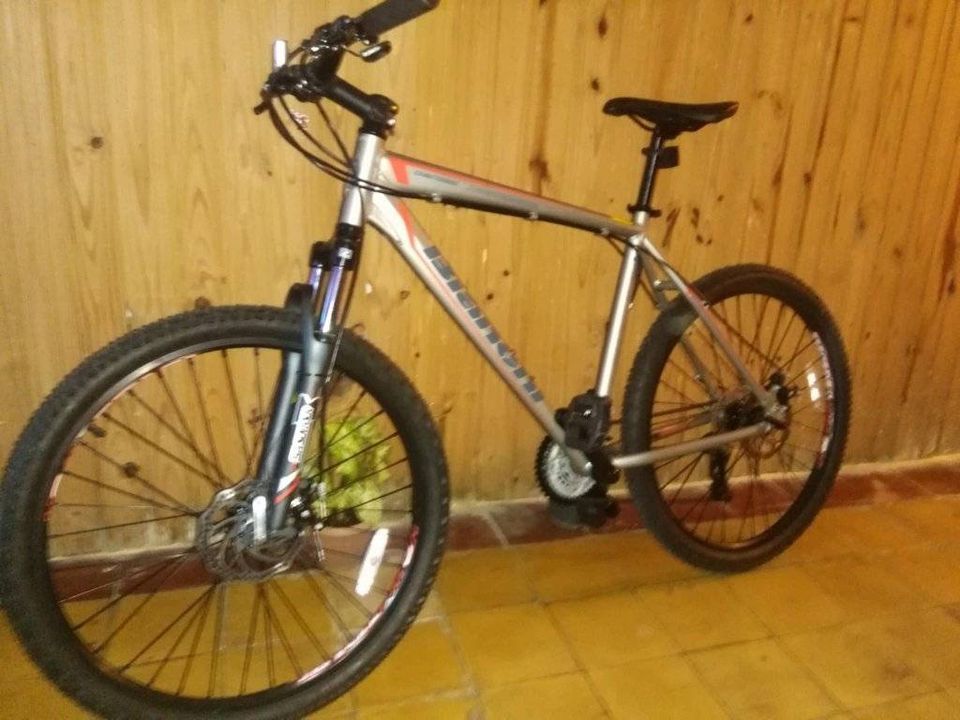 La bicicleta robada es de estilo mountain bike.