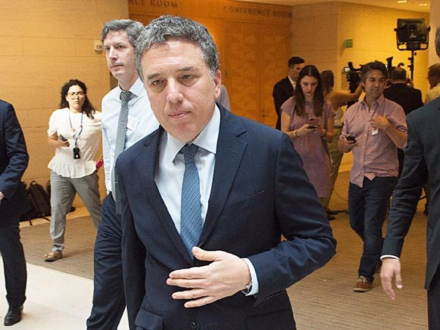 El ministro Nicolás Dujovne se encuentra internado por "un dolor abdominal y torácico"