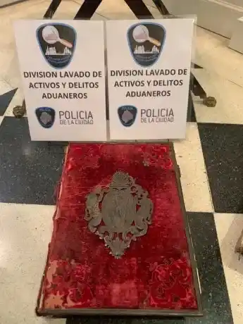 Recuperaron un libro invaluable de 1735 junto a otras obras antiguas