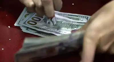 El dólar oficial subió a $1.500 y volvió a quedar cerca del techo de la banda cambiaria