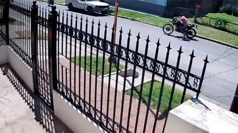 Roban una moto a plena luz del día, pero quedan escrachados por las cámaras de seguridad