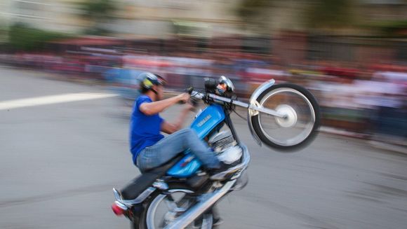¡AL MEJOR ESTILO DE RENNY OTTOLINA! ASÍ el alcalde de Guacara llama la atención de LOS MOTORIZADOS