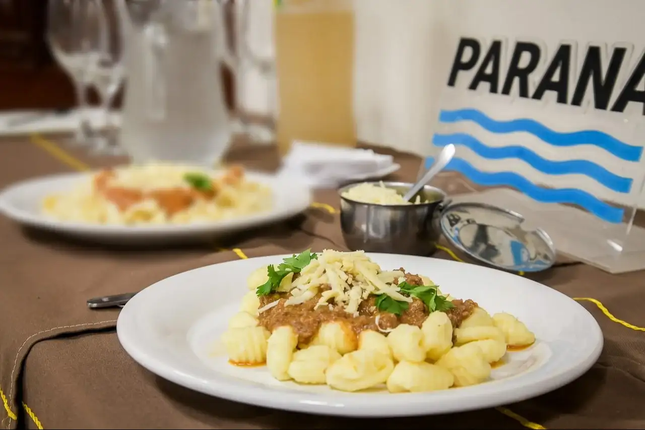 Una escapada con sabor: Paraná celebra la noche de los ñoquis con 50% de descuento en restaurantes