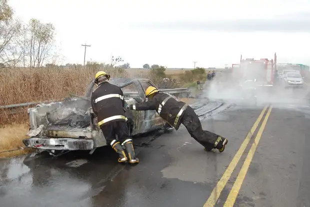 Choque e incendio de un auto sobre ruta 16