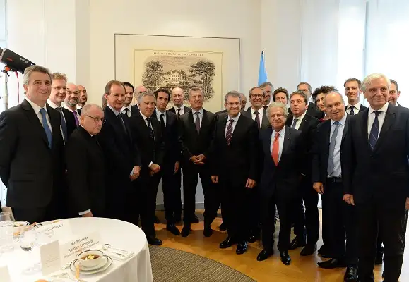 En Francia, el Gobernador se reunió con empresarios para invertir en la provincia