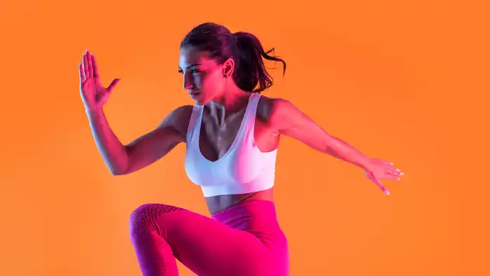 La clave del bienestar no está en exigirse al máximo, sino en sostener un buen hábito de entrenamiento adaptado al cuerpo y al ritmo de vida/ DeporteGlam