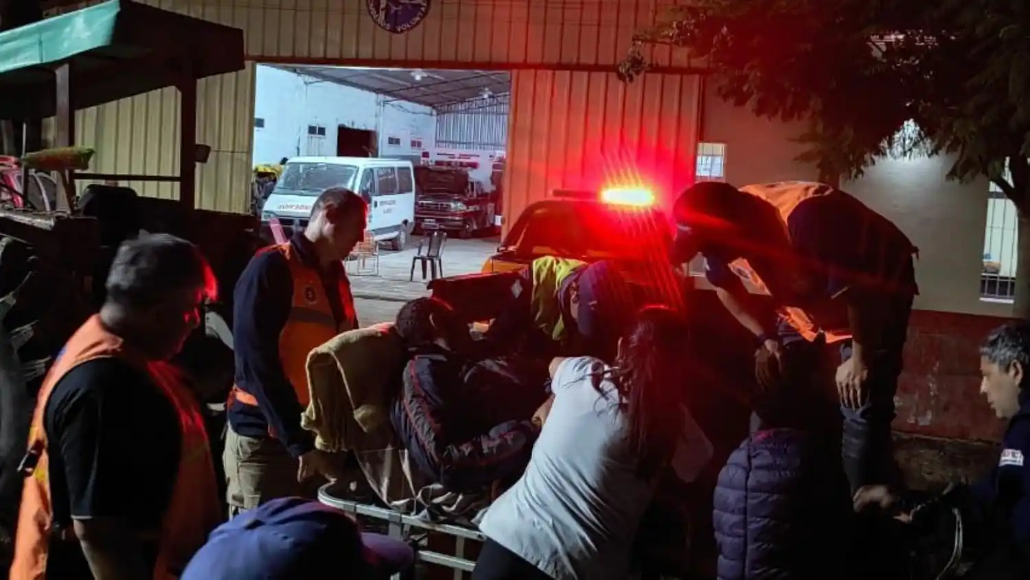 Dramático rescate de un hombre aislado por las fuertes lluvias en el norte provincial