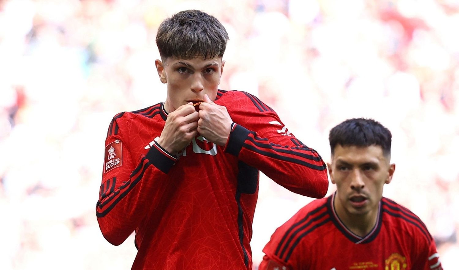El United dio el golpe y festejó en Wembley.