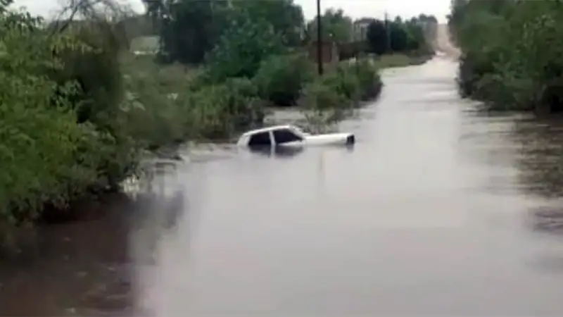 Varias personas quedaron atrapadas en un auto inundado: fueron rescatadas en el momento justo