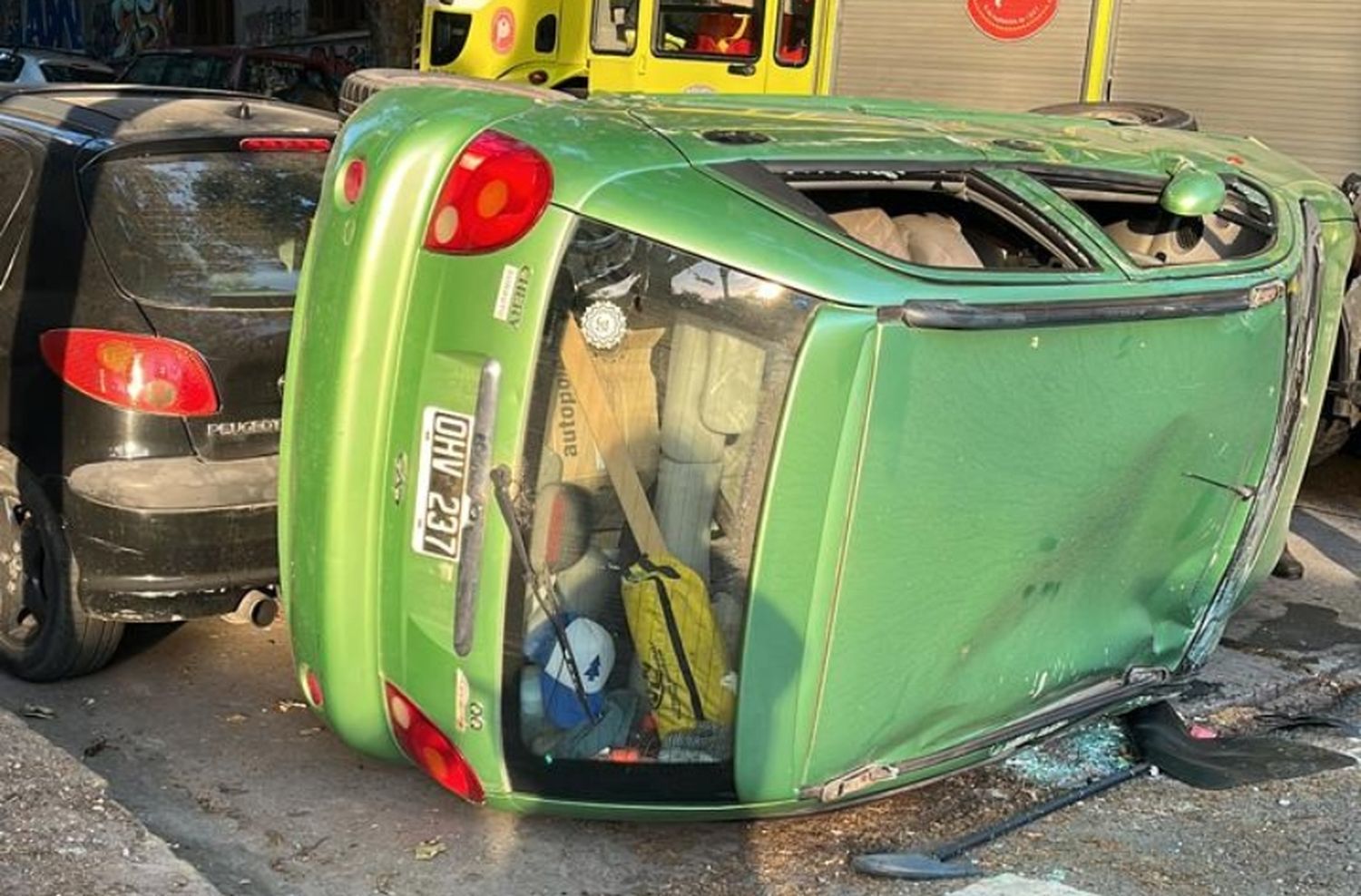 Una familia quedó atrapada en un auto tras vuelco en el centro