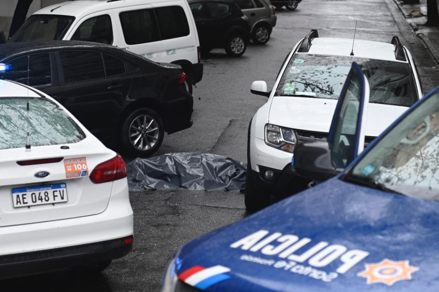 Uno de los delincuentes recibió un disparo en el pecho, lo que causó su muerte. Foto: Marcelo Manera