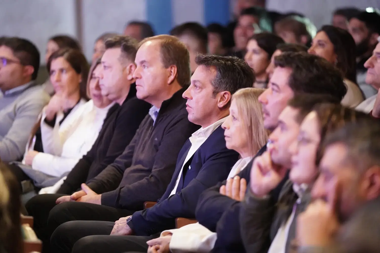 Arturo Rojas, en primera fila, junto al presidente del Concejo Deliberante, Marcelo Schwarz, y funcionarios