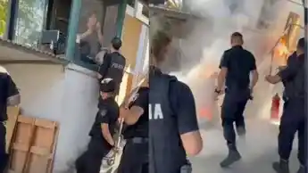 Drama en Rosario: se prendió fuego tras atrincherarse por una deuda y hay dos policías heridos