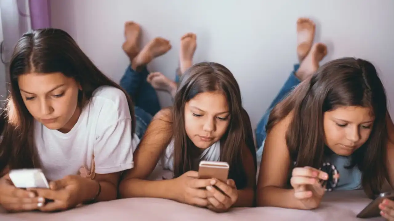 Francia avanza con una ley que prohíbe las redes sociales a menores de 15 años
