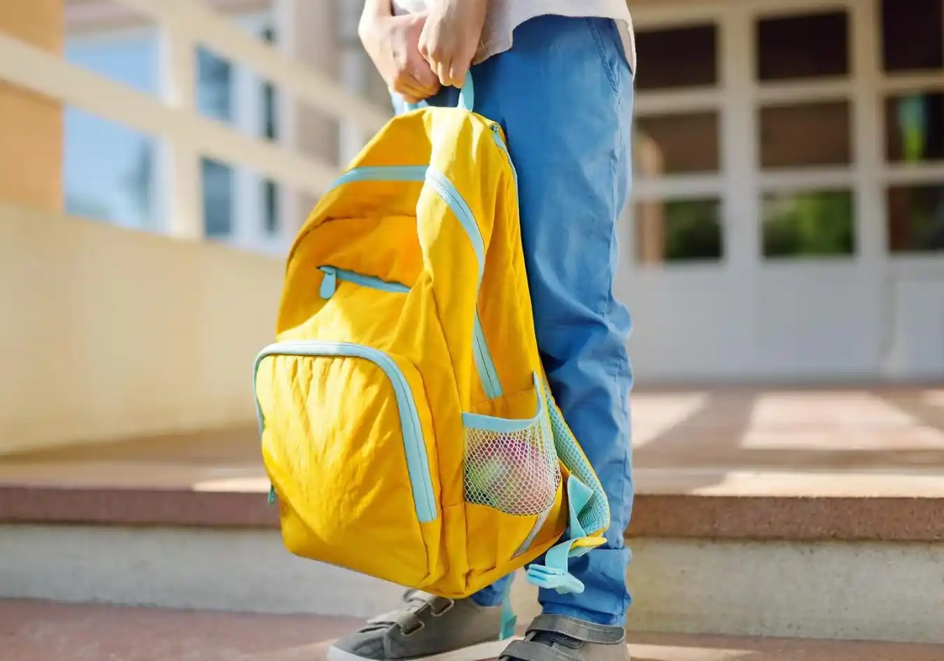 Las recomendaciones internacionales indican que el peso de las mochilas no debería superar el 10% del peso corporal del niño.