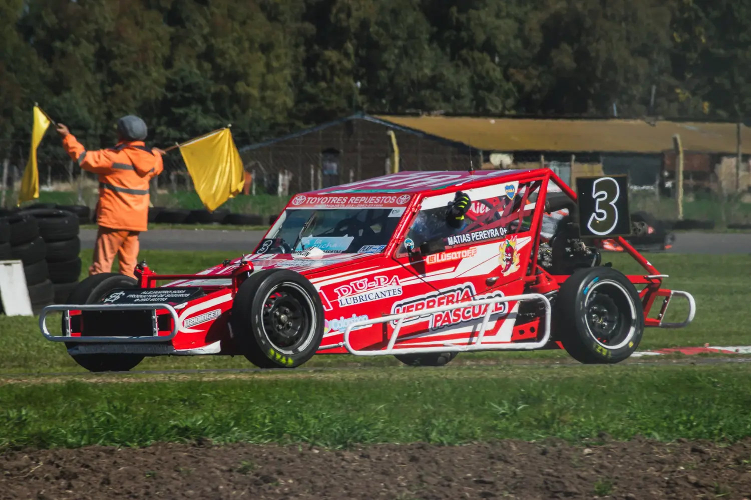Puño afuera, Matías Pereyra celebra su triunfo en el Autódromo Segundo “Cholo” Taraborelli