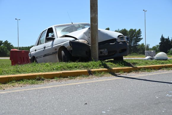 Accidente en Ruta 1001 y Crucero General Belgrano: chocaron dos autos cuando uno llevaba de tiro al otro