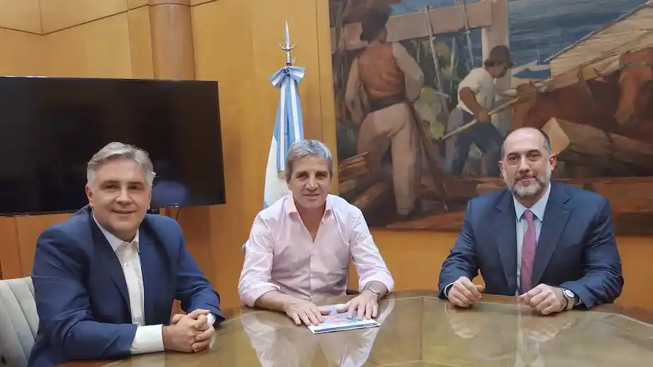 Martín Llaryora, Luis Caputo y Guillermo Acosta. Caputo avaló la nueva colocación de la Provincia de Córdoba.