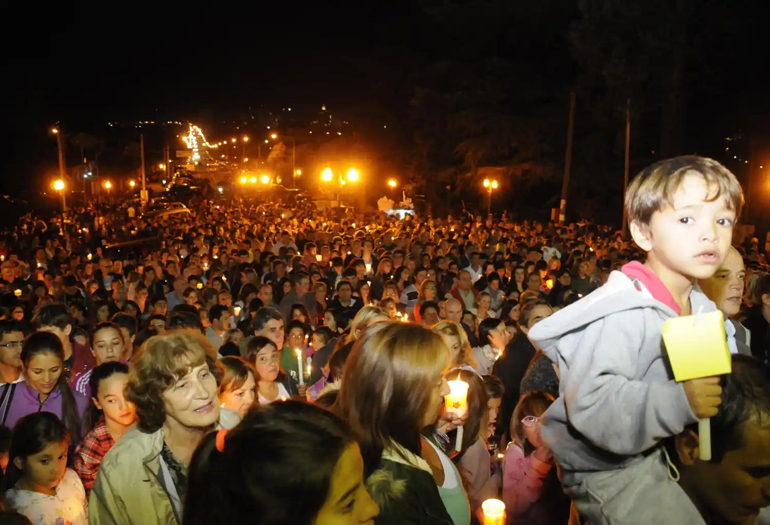 Miles de familias en el Vía Crucis de las antorchas