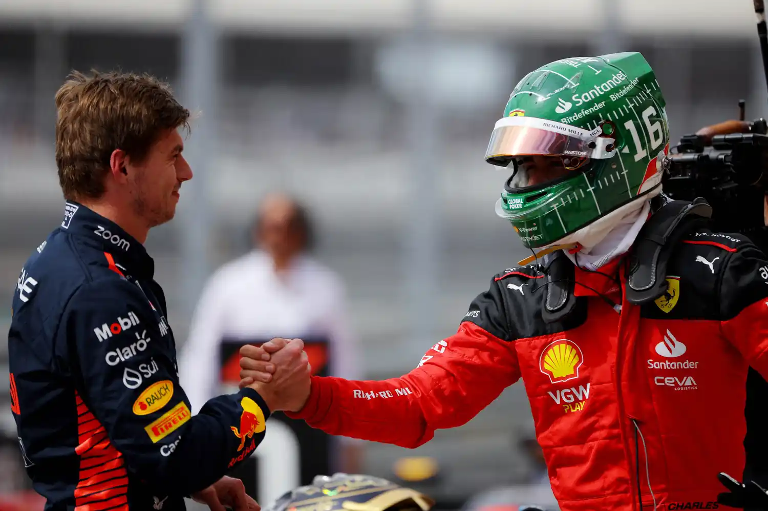 Verstappen se saluda con Leclerc, que hoy partirá en primer lugar.