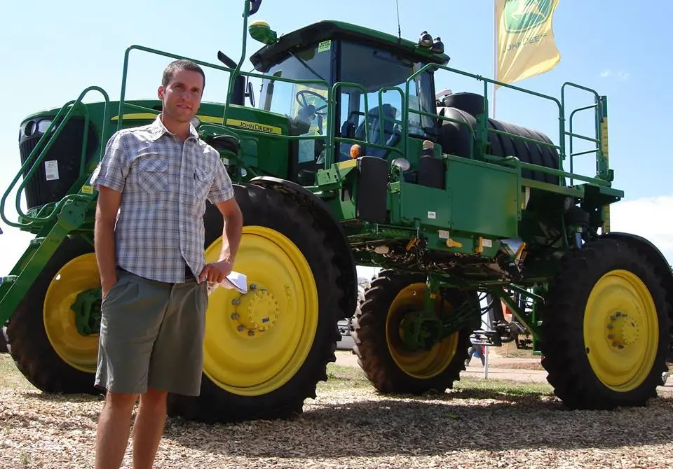 Salió a recorrer el campo, chocó con un sinfín y murió