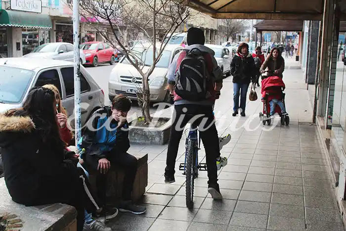 Comercios abiertos, pero poca actividad y mucho frío