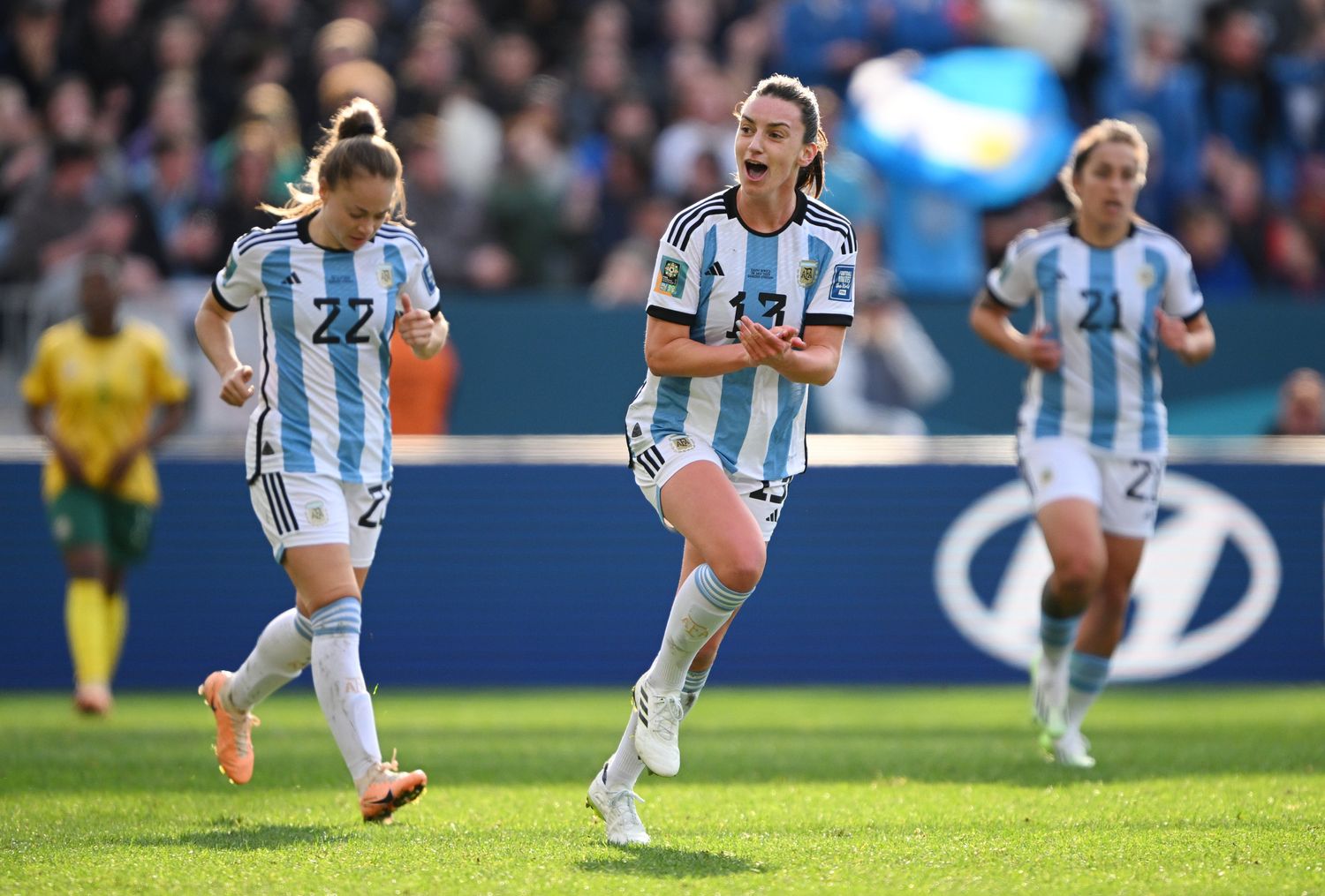 Argentina reaccionó a tiempo y con dos golazos logró un empate ante Sudáfrica