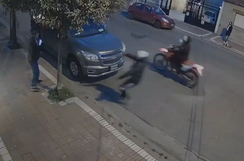 Esperaba a que le abrieran e intentaron robarle: la bala no salió