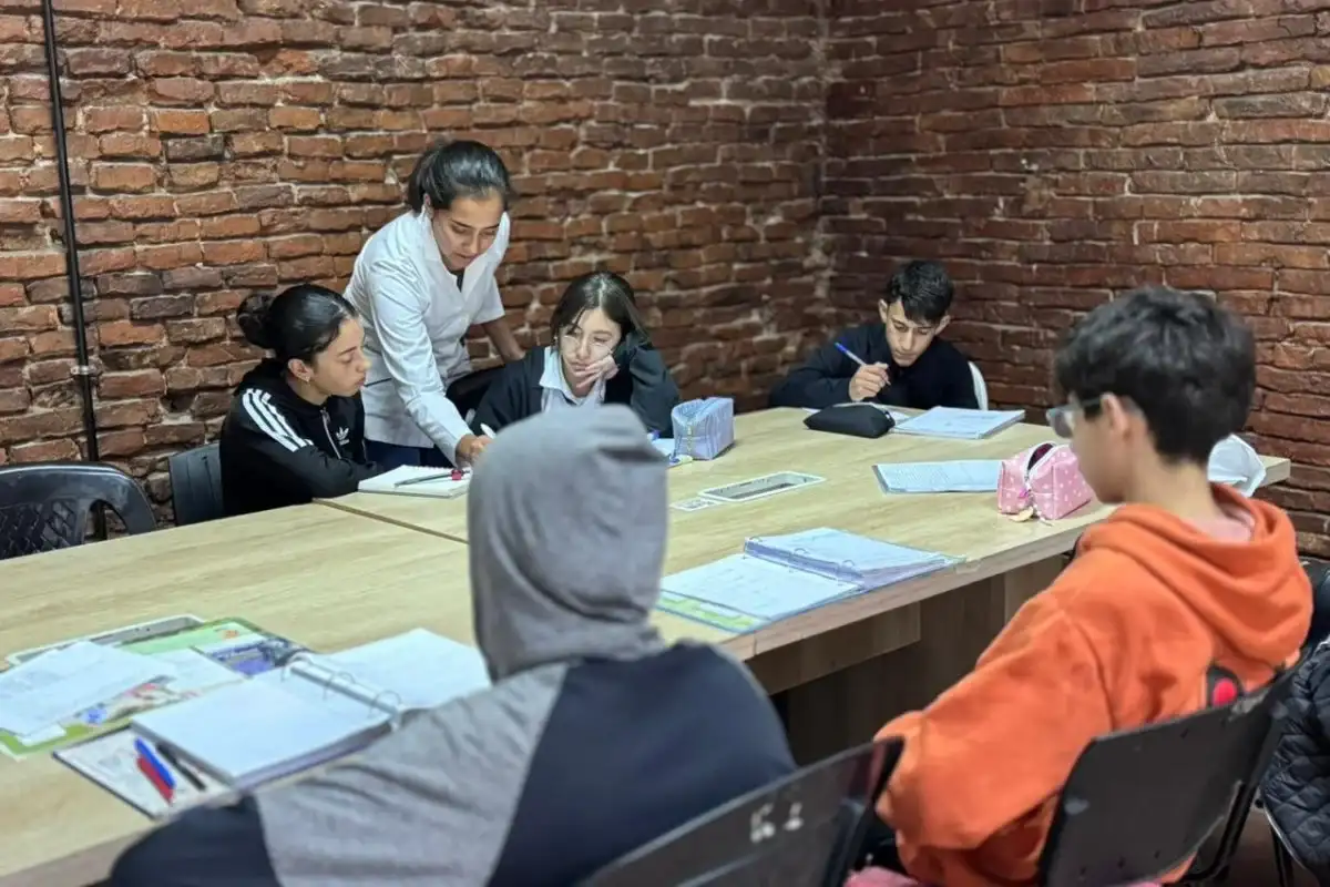 Continúan ofreciendo clases de apoyo escolar gratuitas a estudiantes secundarios en Punto Joven