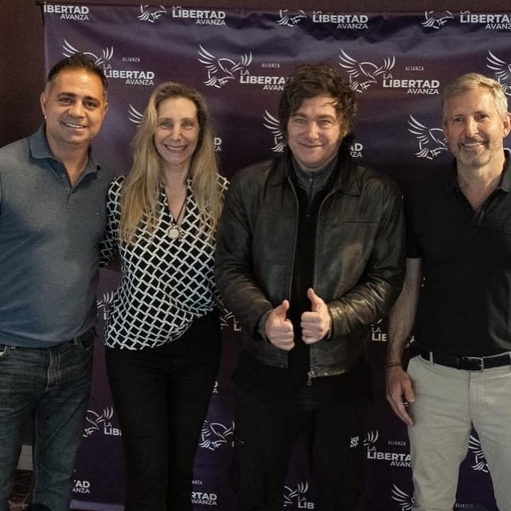 Mauricio Davico asistió al acto de Milei en Paraná y se sacó una foto acompañado por el mandatario, su hermana y Frigerio