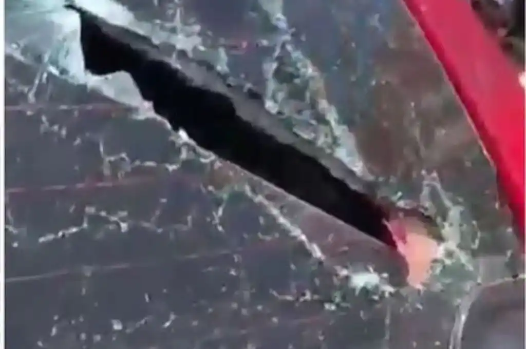 Rompió el vidrio de un auto a machetazos porque el conductor no lo dejó limpiarlo