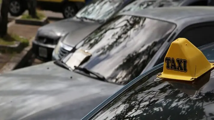 MATAN A TAXISTA y hieren a su hermano: una mujer le pidió una carrera y lo emboscaron