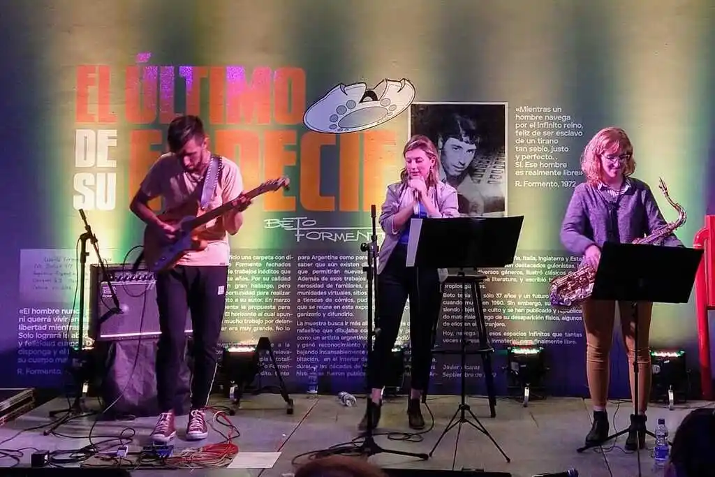 Pocket Jazz, integrado por María Belén Balari en saxo, Emanuel Stampanone en guitarra y Ana Clara Piovessano en voz.