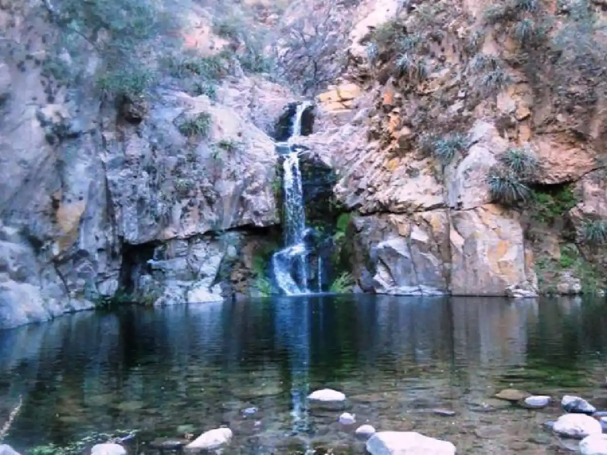 Murió un joven de 22 años tras caer 20 metros en la Cascada de los Hornillos